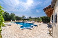 Bazén v ubytovaní Holiday Home Luce alebo v jeho blízkosti