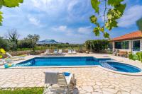 Bazén v ubytovaní Holiday Home Luce alebo v jeho blízkosti