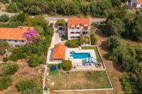 Bazén v ubytovaní Holiday Home Luce alebo v jeho blízkosti