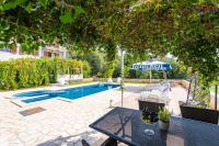 Bazén v ubytovaní Holiday Home Luce alebo v jeho blízkosti
