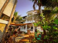 Una casa con una tabla de surf encima. en Tranquilo Arambol, en Arambol