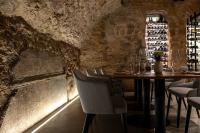 富尔达Studio 9的餐厅里有一张桌子和几把椅子