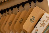 富尔达Studio 9的墙上挂着一排木制书本