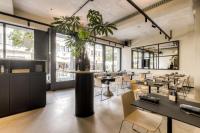 富尔达Studio 9的一间摆着桌椅和盆栽的餐厅