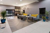 una sala de estar con un sofá y sillas en La Quinta Inn &amp; Suites by Wyndham Memphis I-240, en Memphis