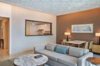 Posezení v ubytování DoubleTree by Hilton Dubai Jumeirah Beach