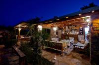 un edificio con tavolo e sedie all'aperto di notte di Villa Vali ad Akyaka
