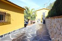 The surrounding neighborhood or a neighborhood close to A villát