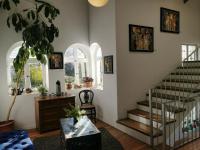 sala de estar con escalera y algunas ventanas en Casa Fusion Hotel Boutique, en La Paz