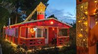 una pequeña casa de pan de jengibre con un faro. en Refugio madera estilo árabe con estatuas, estanques y un pequeño zoo, en Albacete