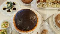 een chocoladetaart op een tafel met andere desserts bij Hotel Vienna in San Martino di Castrozza