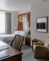 Club Quarters Hotel Rittenhouse Square, Philadelphiaにあるテレビまたはエンターテインメントセンター