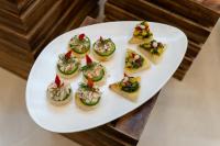 バンガロールにあるThe Lofts at Central Pointのテーブルの上に前菜が載った白い皿