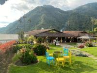 ein Tisch und Stühle vor einem Haus in der Unterkunft Cabaña Valle del Cocora in Salento