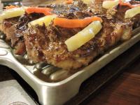 een gerecht met vlees en groenten op tafel bij Río de las Aves in Gualeguaychú