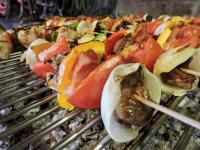 een hoop eten op een grill met groenten bij Río de las Aves in Gualeguaychú