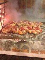 Een hoop vlees koken op een grill bij Río de las Aves in Gualeguaychú