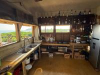 ChamuscaderoCasa Gitana的带水槽和冰箱的厨房