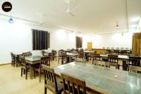 uma sala de jantar vazia com mesas e cadeiras em Golden Fort Resort LUXURY Camp em Jaisalmer