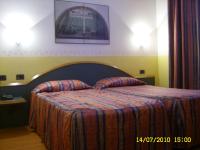 A bed or beds in a room at Hotel Alexander