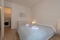Łóżko lub łóżka w pokoju w obiekcie Residenza Capriolo 28 - F&L Apartment