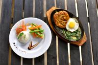 un plato de comida con huevos y verduras en una mesa en Athgira River Camping - Udawalawe, en Udawalawe