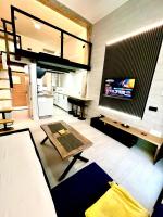 Televízia a/alebo spoločenská miestnosť v ubytovaní Apartamentos Villa Serali Parking Gratis