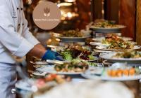 un chef preparando un buffet de platos de comida en Banyan Luxury rum Camp, en Wadi Rum