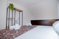 A bed or beds in a room at Atico duplex con Barbacoa y Terraza en Barri Port Maritim