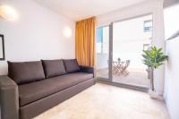 A seating area at Atico duplex con Barbacoa y Terraza en Barri Port Maritim