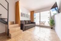 A seating area at Atico duplex con Barbacoa y Terraza en Barri Port Maritim