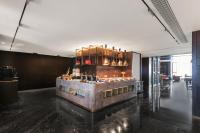 um lobby com um bar no meio de uma sala em Park Plaza Xi'an North Station em Xian