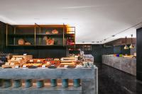 um restaurante com uma mesa com comida em Park Plaza Xi'an North Station em Xian