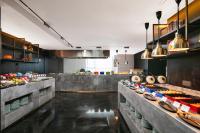 uma grande cozinha com muitos pratos de comida em Park Plaza Xi'an North Station em Xian