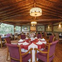 卡斯塔莫努伍嘎鲁坎诺克莱瑞酒店的一间带桌子和紫色椅子的用餐室