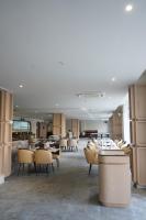 une salle à manger avec des chaises et des tables dans un bâtiment dans l'établissement Clarion Hotel Hyderabad, à Hyderabad