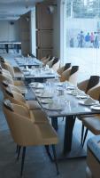 une rangée de tables et de chaises avec des assiettes et des verres dessus dans l'établissement Clarion Hotel Hyderabad, à Hyderabad