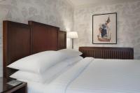 Ein Bett oder Betten in einem Zimmer der Unterkunft Delta Hotels by Marriott Worsley Park Country Club