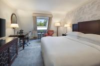 Ein Bett oder Betten in einem Zimmer der Unterkunft Delta Hotels by Marriott Worsley Park Country Club