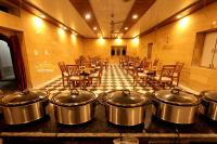 eine Reihe von Töpfen auf einer Theke in einem Restaurant in der Unterkunft Desert Popular Resort & Camp in Jaisalmer