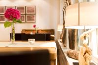 eine Vase mit einer rosa Blume auf dem Tisch in der Unterkunft Grothenns Hotel 3-Sterne superior in Bremen