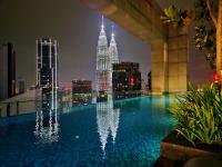 Una piscina en la parte superior de un edificio con el horizonte de la ciudad. en Royce KLCC Kuala Lumpur City Centre by Dormeo Destinations, en Kuala Lumpur