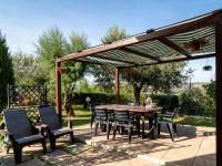 A garden outside Holiday Home Rêve d'Or by Interhome