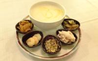 ホテルの敷地内または近くでの食事または食べ物