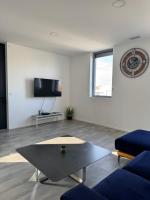 Televízia a/alebo spoločenská miestnosť v ubytovaní Loft épuré avec parking privé.