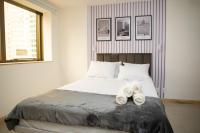 a bedroom with a bed with two towels on it at Flat Casa Mauá in Rio de Janeiro