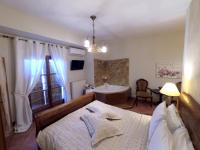 Postel nebo postele na pokoji v ubytování Archontiko Fiamegou Hotel&Spa