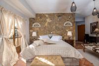 Postel nebo postele na pokoji v ubytování Archontiko Fiamegou Hotel&Spa