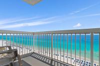ein Balkon mit Blick auf das Meer in der Unterkunft Pelican Beach Resort by Colasan in Destin