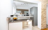 Kuchyň nebo kuchyňský kout v ubytování Holiday Apartment Makarska 3